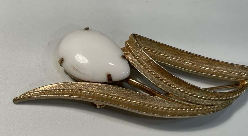 Vintage Sarah Coventry Milk Glass Cabochon ‘Flower’ w/Goldtone Stem