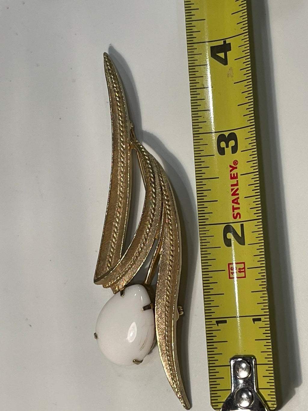 Vintage Sarah Coventry Milk Glass Cabochon ‘Flower’ w/Goldtone Stem