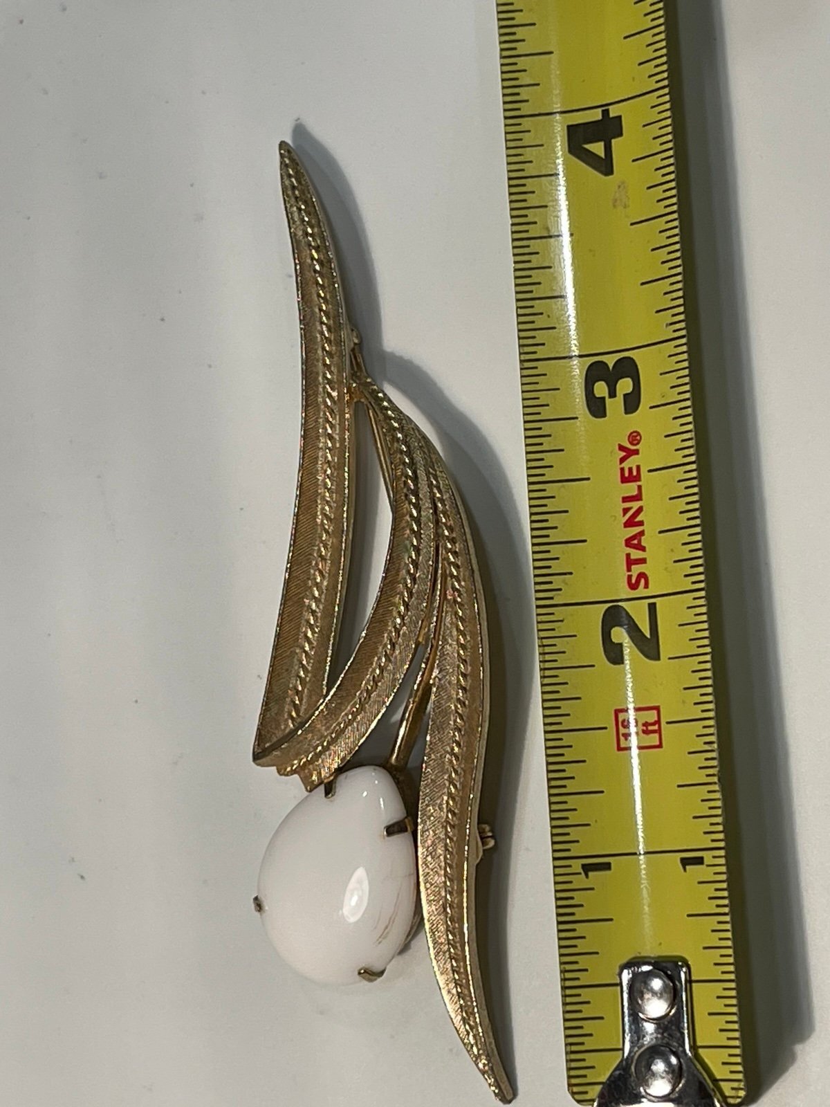 Vintage Sarah Coventry Milk Glass Cabochon ‘Flower’ w/Goldtone Stem