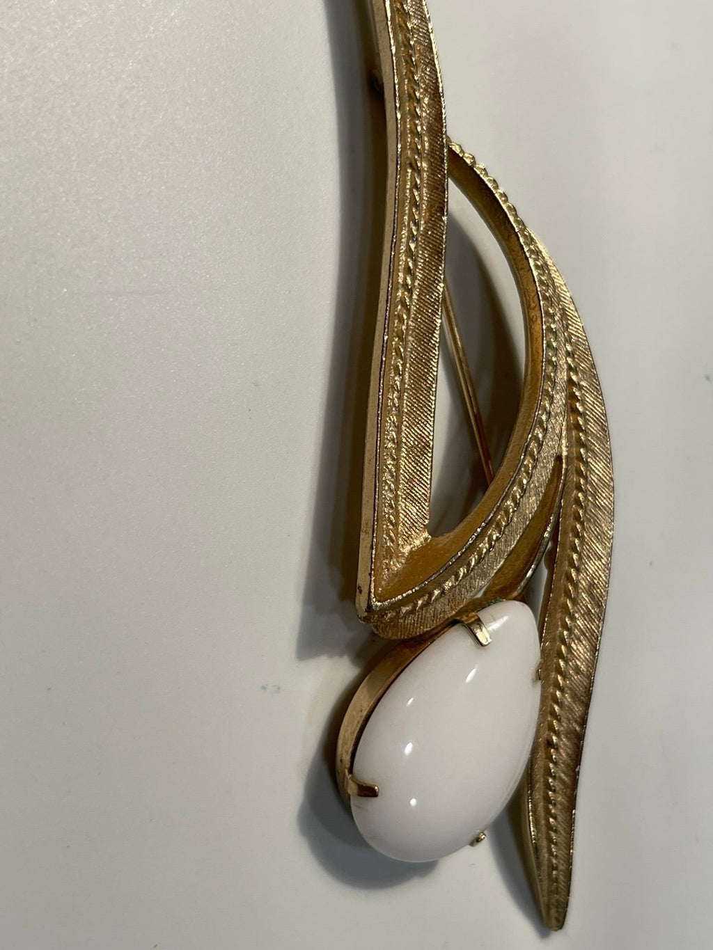 Vintage Sarah Coventry Milk Glass Cabochon ‘Flower’ w/Goldtone Stem